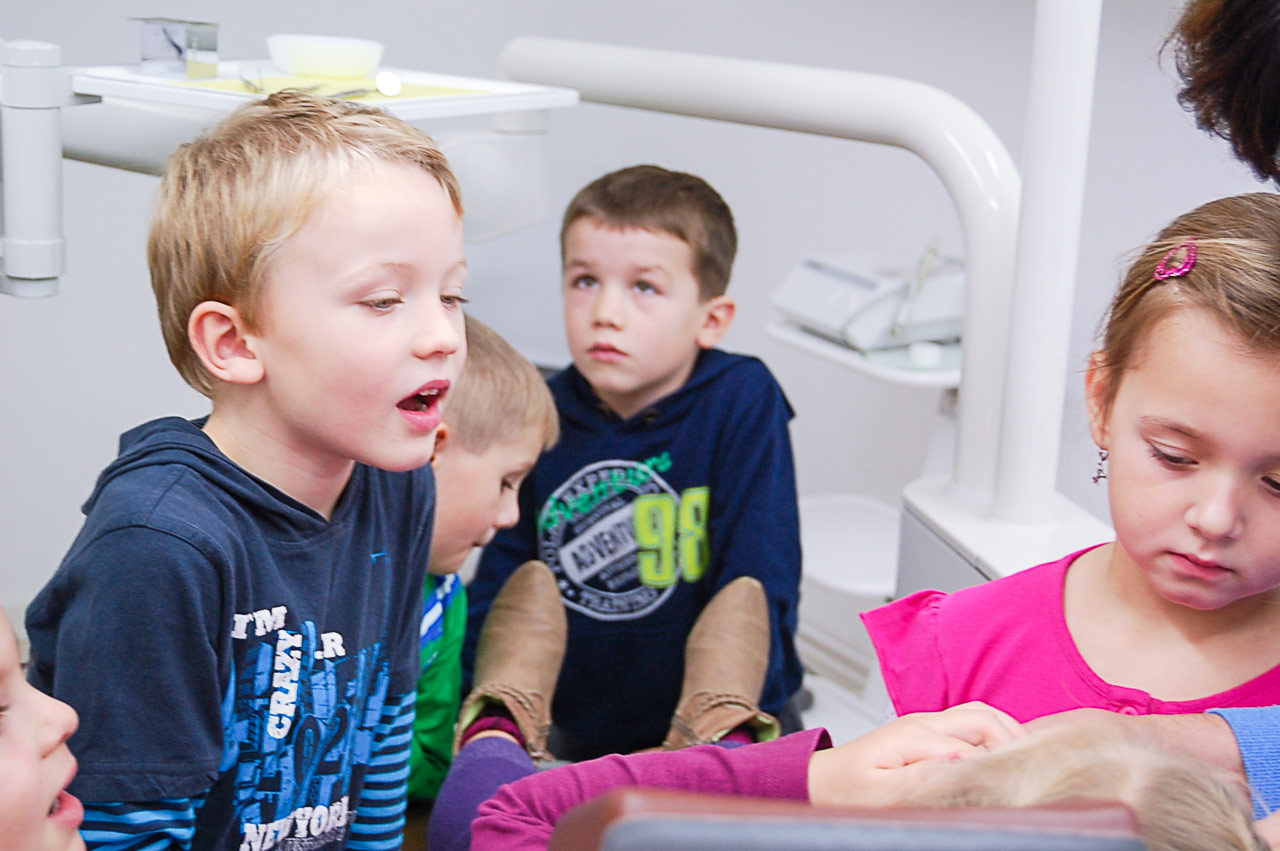 Kindergartenbesuch in der Zahnarztpraxis Frank Stahlfast in Lüssow